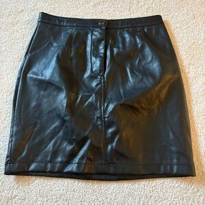 Blanc Elegant Black Faux Leather Pencil Skirt. size M. INV25/202